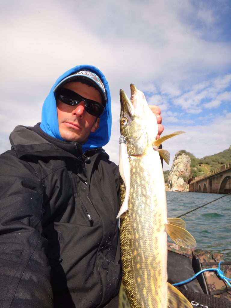 Etienne Goletto et un beau brochet pris au Turbo Shad blanc