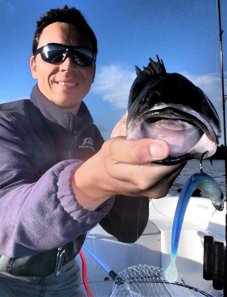 Avec son armement en texan ingénieux, les poissons se ferrent tout seuls