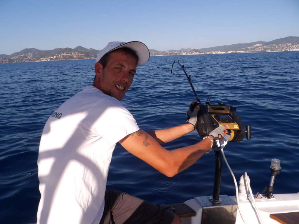 L’utilisation d’un moulinet électrique est indispensable pour pêcher dans de telles profondeurs ! 