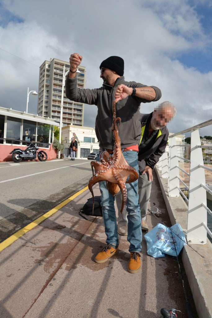 Nous sommes très vite entourés par les curieux