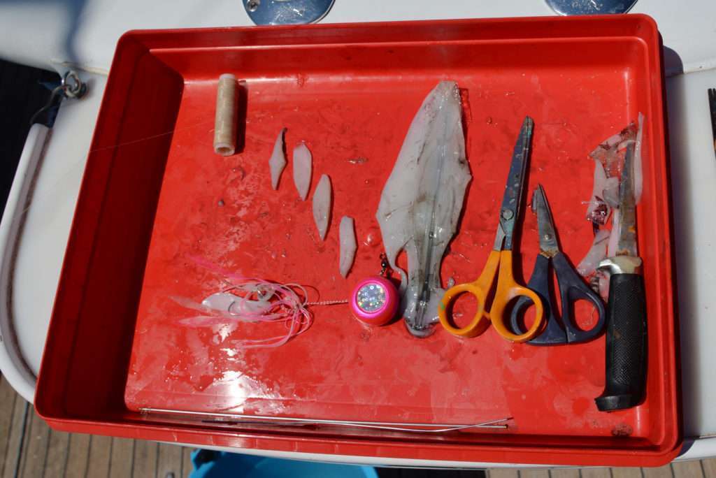 Une lanière de calamar découpé en forme de feuille est parfaite pour escher l’Hinata Kab