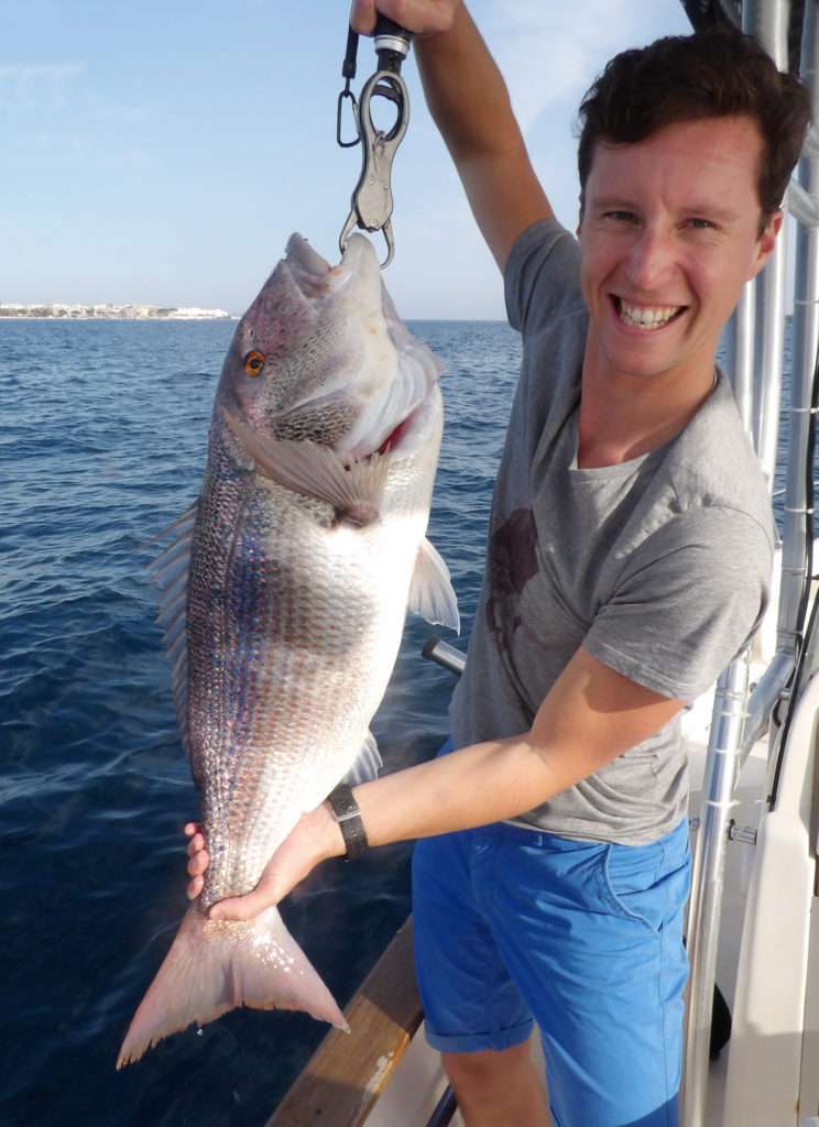 Le fish grip Scale Explorer Tackle permet d’éloigner la main de la puissante mâchoire d’un denti Le fish grip Scale Explorer Tackle permet d’éloigner la main de la puissante mâchoire d’un denti