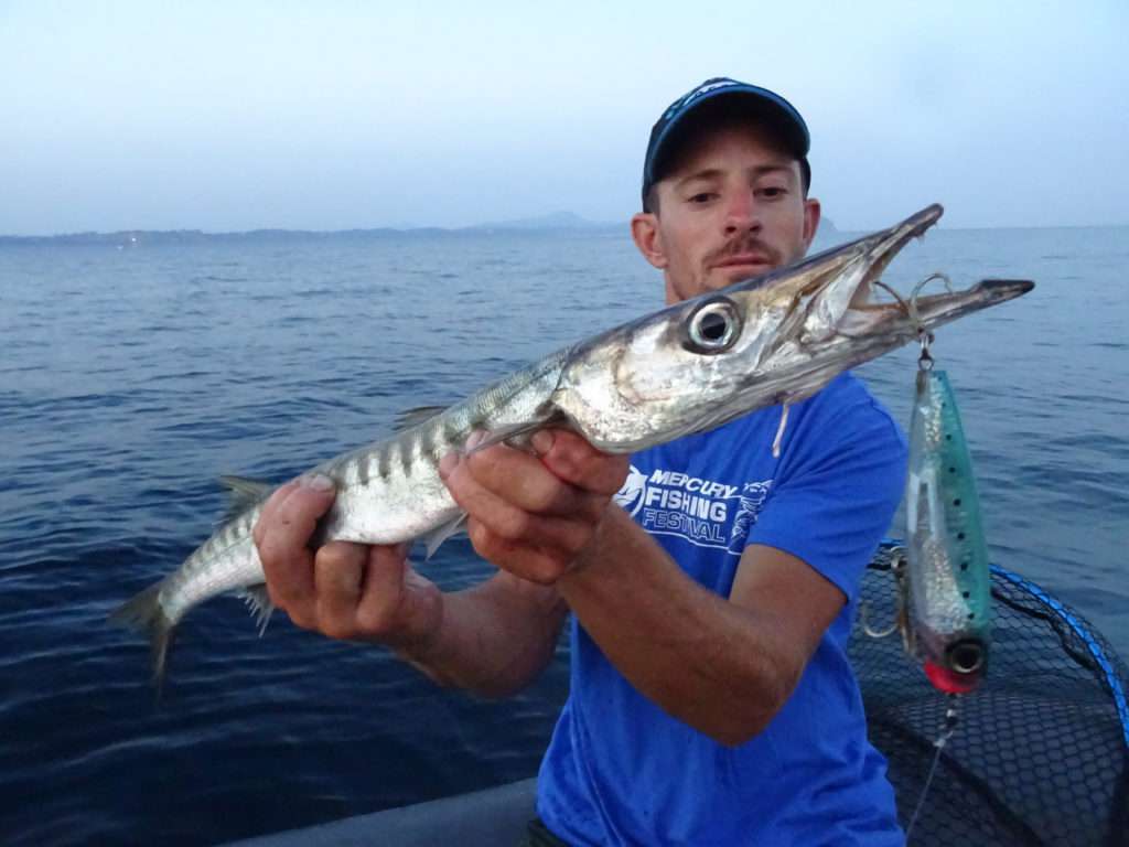 Une pince dégorgeoir est recommandée pour enlever les hameçons de la gueule d’un barracuda ! 