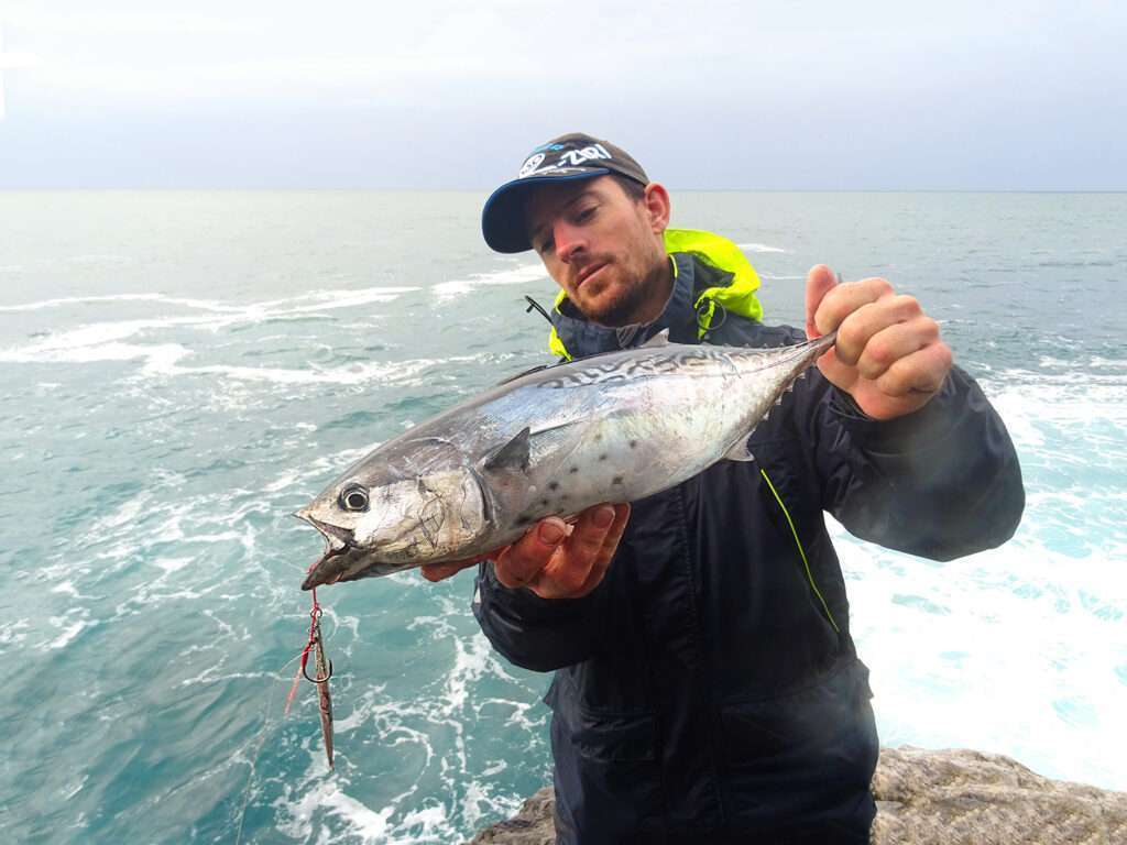 Vincent Goletto avec un beau bonitou pris en shore jigging avec un Jidai Explorer Tackle