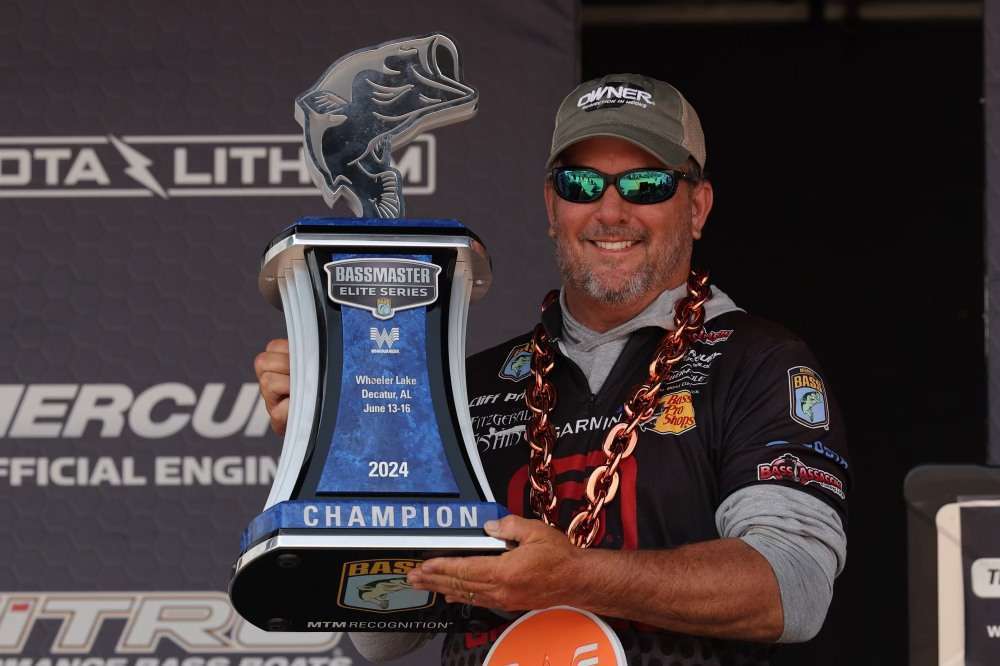 Le compétiteur renommé Cliff Prince a remporté aux États-Unis le prestigieux trophée du Bassmaster 2024 en utilisant des hameçons Owner